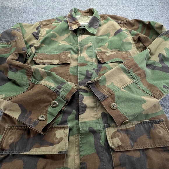Vtg Distressed Military Woodland Camo Combat Field Jacket Mens Small Regular BDU - Picture 4 of 13